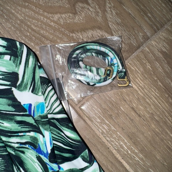 A n.a green tropical leaf bandeau flounce bikini top with removable strap XL NWT - Picture 8 of 13